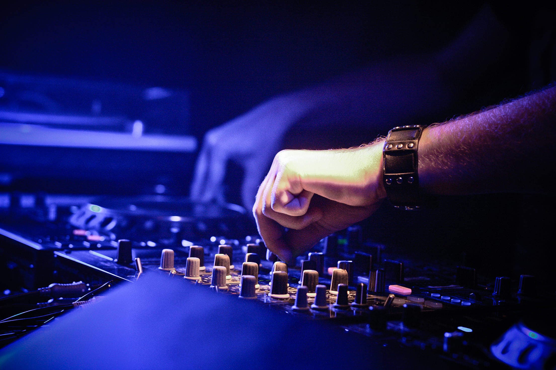 Professional DJ Services - Image 2